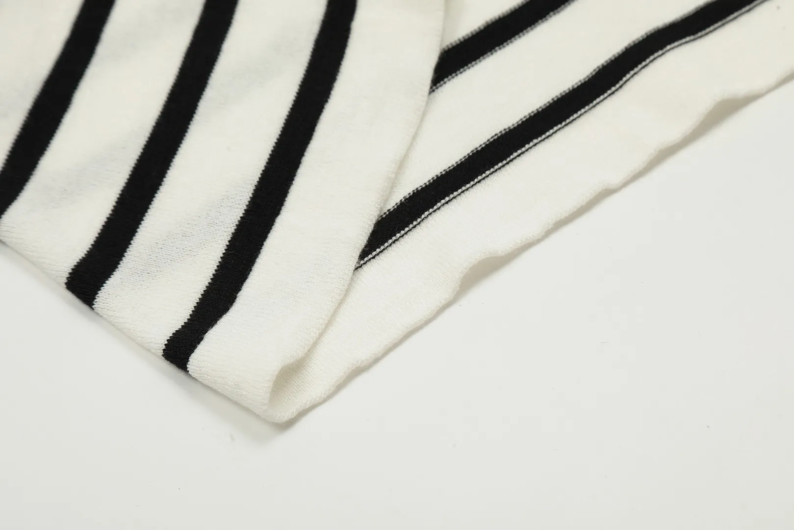 VIVI120S# vivienne west wood West Queen Vivienne Saturn new style thin sweater with striped cuff design Custom woven and dyed Welcome to compare the original version 16-needle German imported woven fabric Real silk-like texture 🧩 100% body wool blend 🧩 Correct Italian 🇮🇹100% wool washed wheat logo 🧩 Purchase the original version and open the real mold 🧩Original purchase records and comparison pictures can be provided. Place your order with confidence. 🧩No color difference in fixed and dyed colors. 🧩Instant sale of all Taobao 300+ versions. The quality of the purchasing agent is full of quality. It is definitely not a copywriter party. It is a real good product. The actual product far exceeds the budget. Size: S -M- L Color: White Black